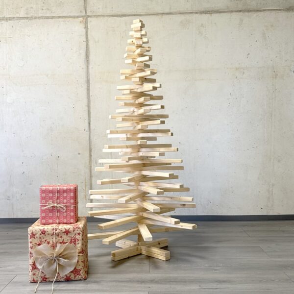 Handgefertigter Holzweihnachtsbaum Medium (140 cm) Franky, umgeben von Geschenken.