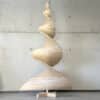 Spiralartig gedrehter Holzweihnachtsbaum aus Kiefernholz vor einer Betonwand, handgefertigt und modern gestaltet.