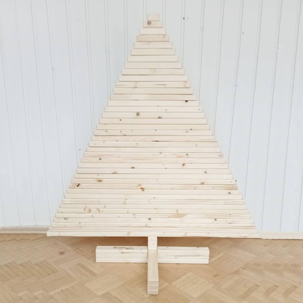 Kleiner Weihnachtsbaum aus Holz auf dem Fensterbrett