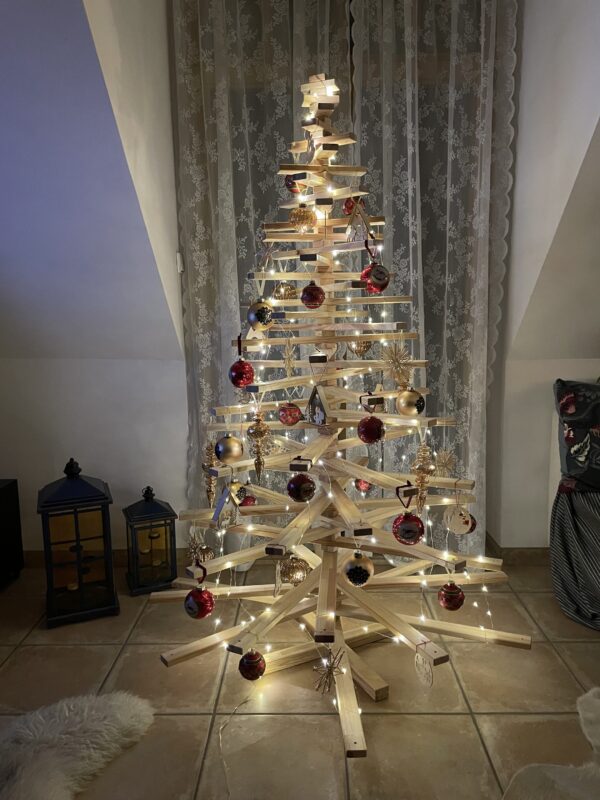 Tall Franky Holzweihnachtsbaum aus Kiefernholz mit einer Höhe von 175 cm, dekoriert mit Lichterketten und bunten Kugeln, ideal als festliche Dekoration für große Räume.