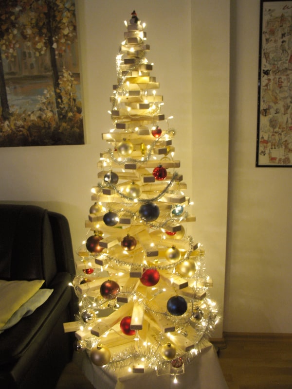 Holzweihnachtsbaum im Wohnzimmer geschmückt