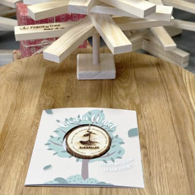 Viva la Wald Baumtaler und Franky Tree Holzdesign auf einem Holztisch präsentiert.