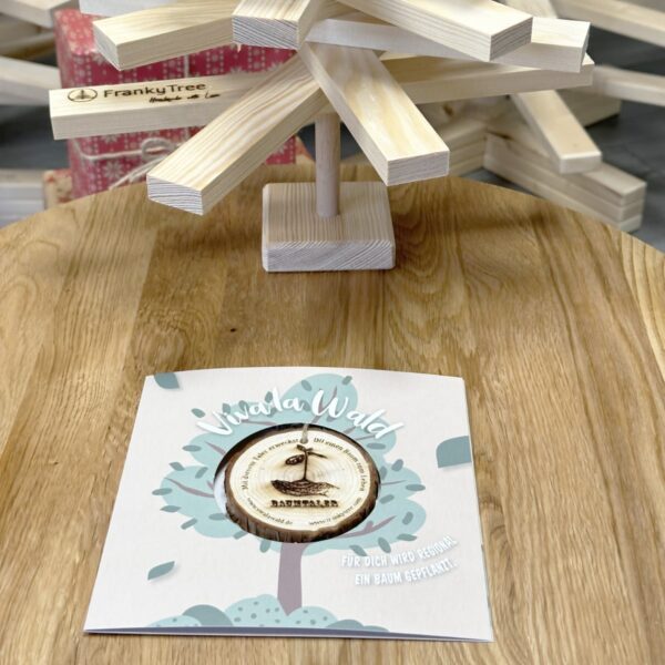 Viva la Wald Baumtaler und Franky Tree Holzdesign auf einem Holztisch präsentiert.