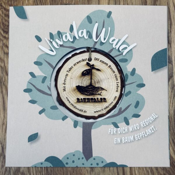 Viva la Wald Baumtaler aus Holz mit Gravur in der Karte, in der der Baumtaler verschickt wird
