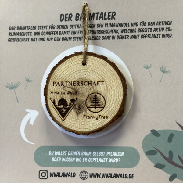 Innenansicht der Viva la Wald Karte mit Baumtaler aus Holz und Informationsdesign.