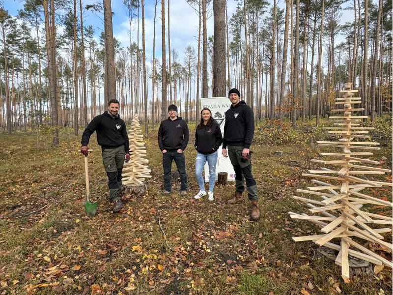 Bild im Wald mit den Gründern von Franky Tree Ulrike Thunack und deren Partner die Gründer von Viva La Wald Frederik Rentsch und Sebastian Mager