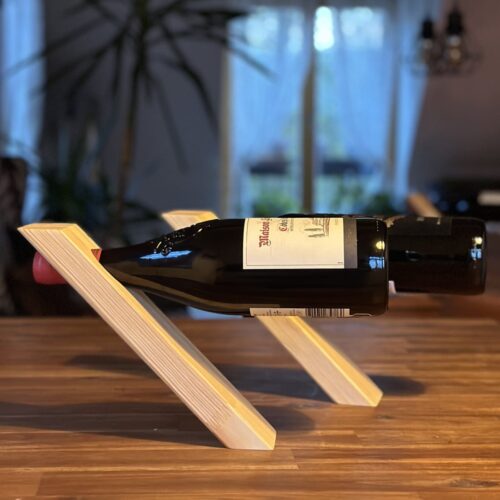 Handgefertigtes schwebendes Weinregal aus Kiefernholz, das eine Weinflasche stilvoll in Balance hält.