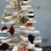 Detailaufnahme eines Large Franky Holzweihnachtsbaumes, geschmückt mit nachhaltigen Papieranhängern in Wabenstruktur und warmen, nostalgischen Farben.